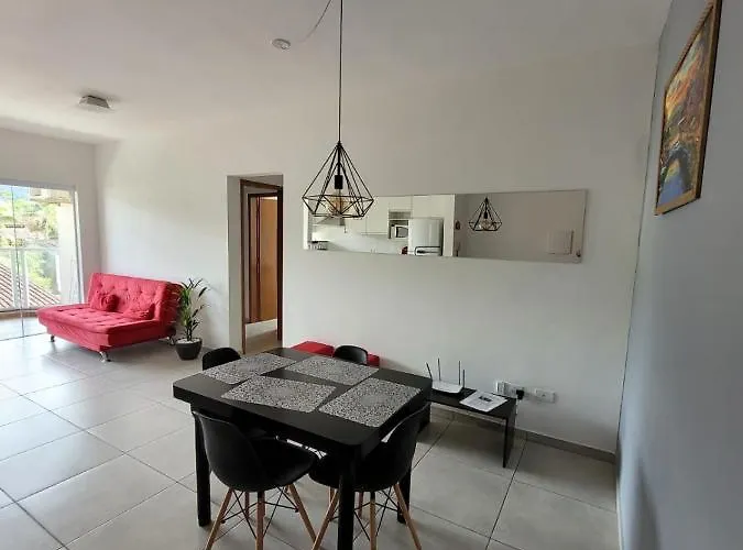 - no Centro da Cidade próximo a restaurantes e às grande, centro, Itaguá, etc.